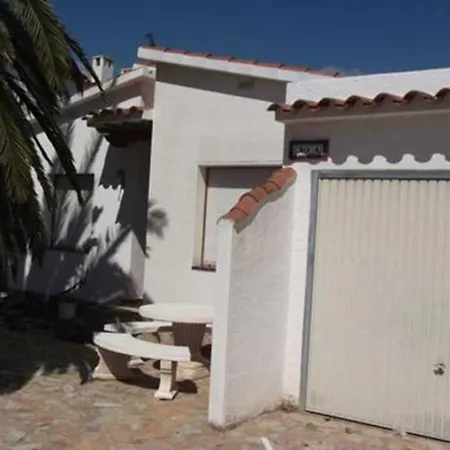 Amb Jardi I Amarre Empuriabrava